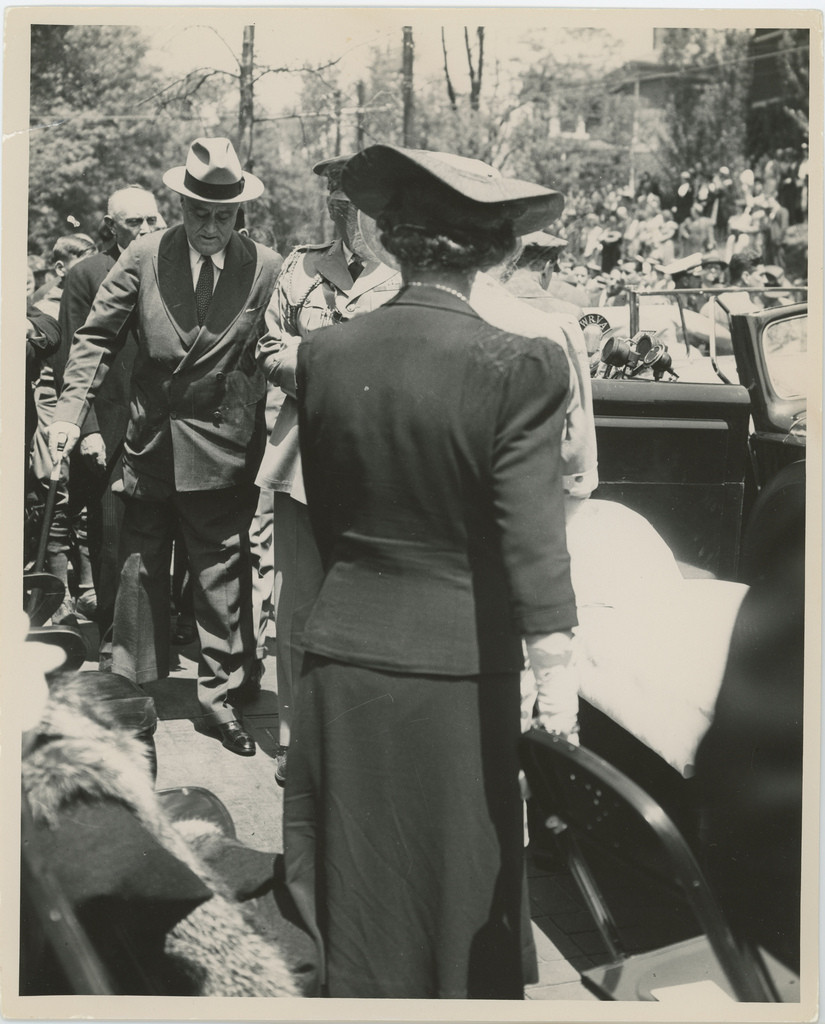 FDR-Walking-WilsonLibrary-Dedication-May04-1941